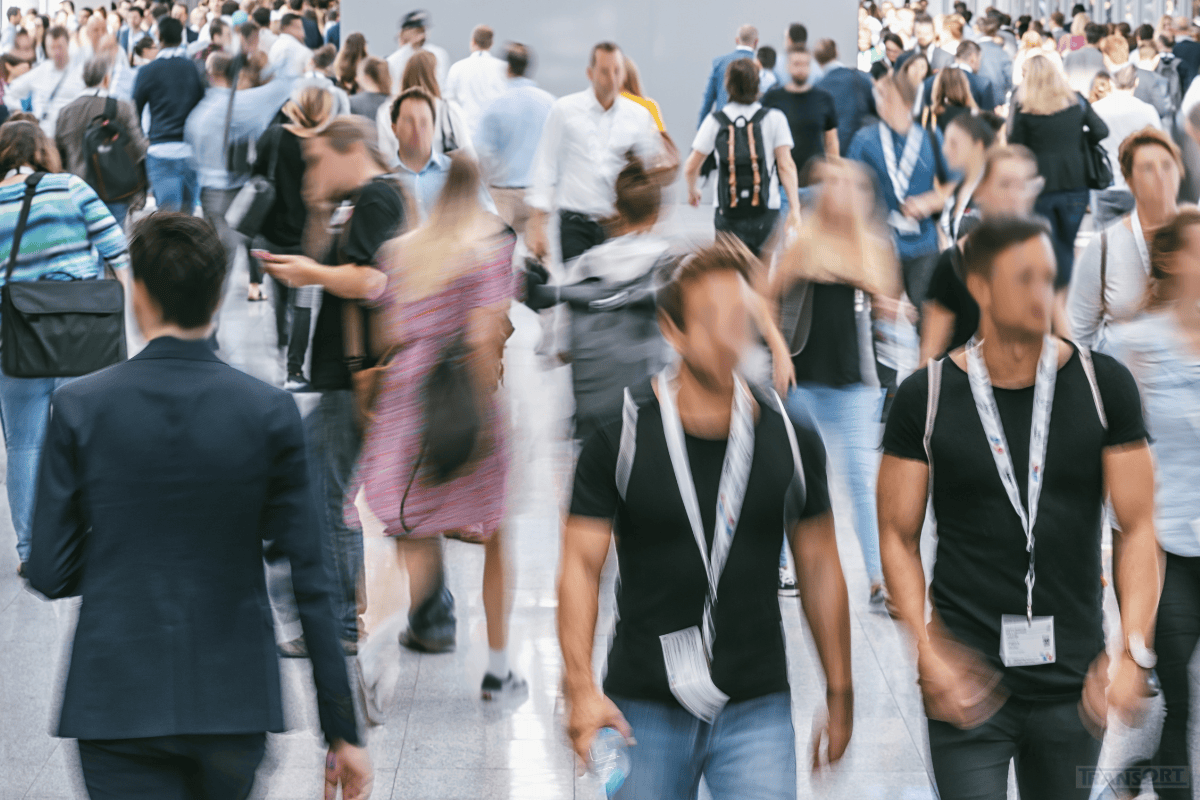 Menschen auf einer Messe zu sehen